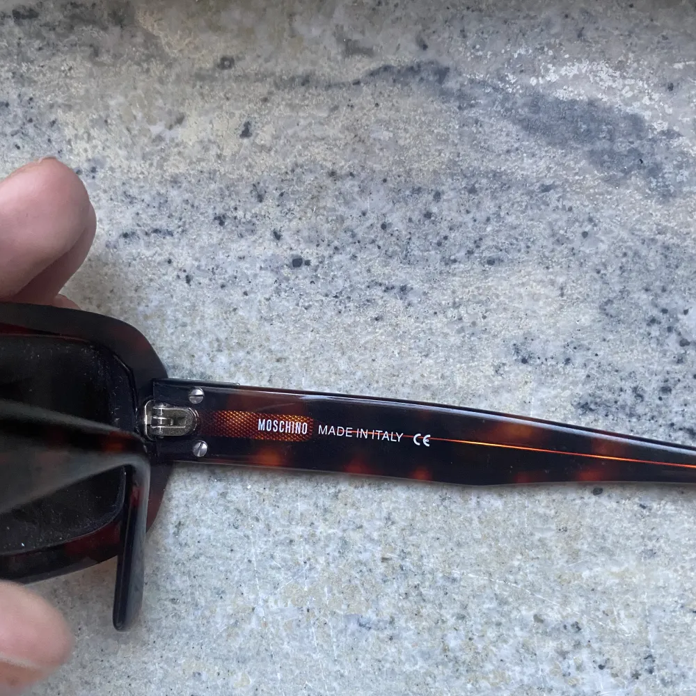 Säljer mina älskade Moschino solglasögon!!! Köpta second hand för 1200 kr. Säljer billigt!!!! Otroligt otroligt snygga!! . Accessoarer.
