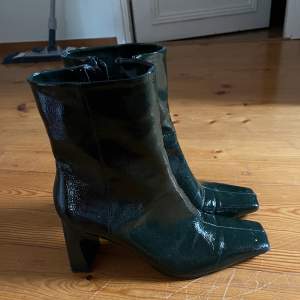 Väldigt märkgröna läder boots från zara . Använda 1 gång. Strl 38, har själv 39 och dom passar jättebra, föreslå pris 🫶🏼