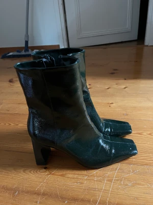 Läder skor zara  - Väldigt märkgröna läder boots från zara . Använda 1 gång. Strl 38, har själv 39 och dom passar jättebra, föreslå pris 🫶🏼