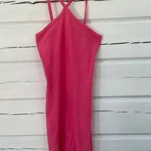 Rosa klänning ifrån lager 175 strl S, aldrig använd. 