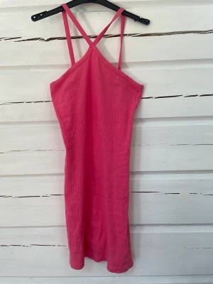 Rosa klänning  - Rosa klänning ifrån lager 175 strl S, aldrig använd. 