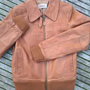Brown leather demi jacket. Size: Large Worn a handfull of times so in great condition. 