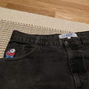 polar skate co bigboy jeans väldigt baggy litet hål vid höger sida av benet se sista bilden och skador på längst ner på benet för dom är så långa. jag är 195 dom passar dom flesta beroende på hur baggy man vill ha dom