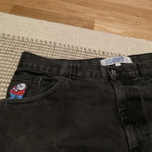 polar bigboys  - polar skate co bigboy jeans väldigt baggy litet hål vid höger sida av benet se sista bilden och skador på längst ner på benet för dom är så långa. jag är 195 dom passar dom flesta beroende på hur baggy man vill ha dom