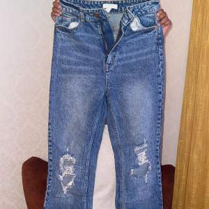 Det är jättebra jeans har aldrig haft på mig dem. Den är inte sönder nånstans.