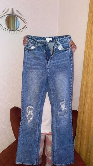 Jeans byxor - Det är jättebra jeans har aldrig haft på mig dem. Den är inte sönder nånstans.