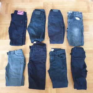 Jeans  - 25kr styck Jeans i olika modeller och storlekar, kille och tjej storlekar 140-158 Skriv för fler bilder och andra frågor Köparen betalar frakten!