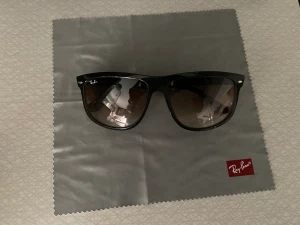 Ray-ban boyfriend RB4147  - Säljer mina ray-ban boyfriend med brun toning på glaset Skick 9/10 Man kan även få med extra glas  Nypris= 2.200 Mitt pris= 1.200