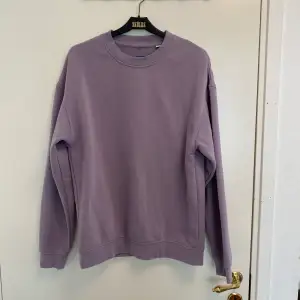 En lila/rosa sweatshirt från jack&jones. Fint skick.