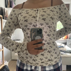 tröja - cool blommig brun tröja som köptes här på plick. på första bilden håller jag tillbaka den för en bättre fit men på andra bilden visar jag hur den ser ut i vanliga fall. säljs pga brist av användning💞
