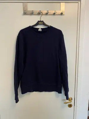 Fin mörkblå sweatshirt från arket som säljs då den inte kommer till användning 