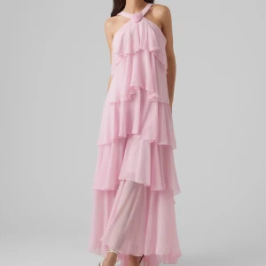 Vero Moda x Felicia Wedin rosa långklänning - Slutsåld rosa långklänning från Felicia Wedins kollektion för Vero Moda. Storlek S, aldrig använd, lappar kvar. 