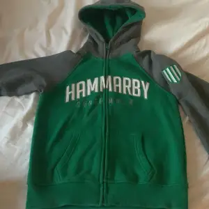 Hammarby kofta, lite använd men ändå bra skick. Äkta Hammarby tröja som funkar både till tjej som kille, pris kan diskuteras! 
