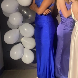 Balklänning  - En jätte fin balklänning som jag var super nöjd med, sjukt fin blå färg och jätte fin i ryggen. Köpt för 1600 ungefär och är bara använd några timmar. Priset går absolut att diskutera. Det kan inte ser så bra på bilderna är den fina spets ”toppen” 