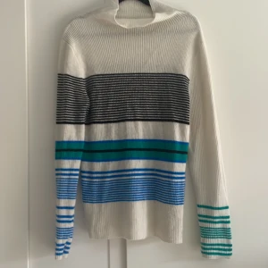 Zara tröja - Säljer denna stickade tröjan med svarta, blåa och gröna ränder på. Storlek L men skulle säga att den sitter mer som en S 💕