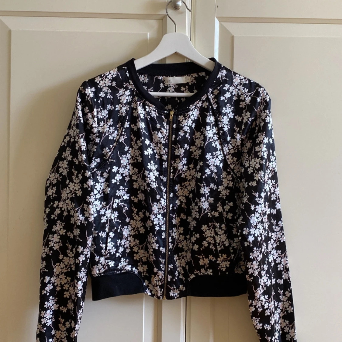 Blommig tunn jacka - 90
