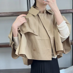 COS kappa - Kappa från COS, endast använd ett par gånger så i fint skick🫶🏻Nypris 890