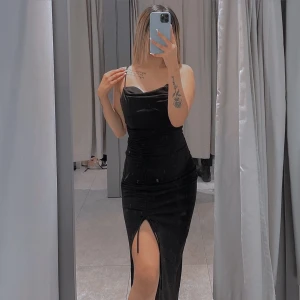 Långklänning  - En super snygg långklänning från Zara, använd bara ett par gånger, köpt för 599 kr.  Kan mötas om du bor i Stockholm annars blir det frakt💗