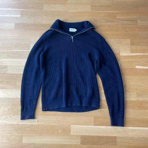 Halzip tröja - En mörkblå, mysig och snygg halfzip tröja från east west i storlek M!