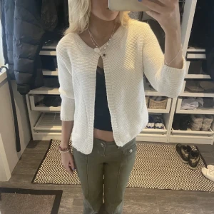 Stickad trekvarts ärm  - Säljer nu min super fina kofta💕 säljer pågrund av att ja har två ungefär lika dana 