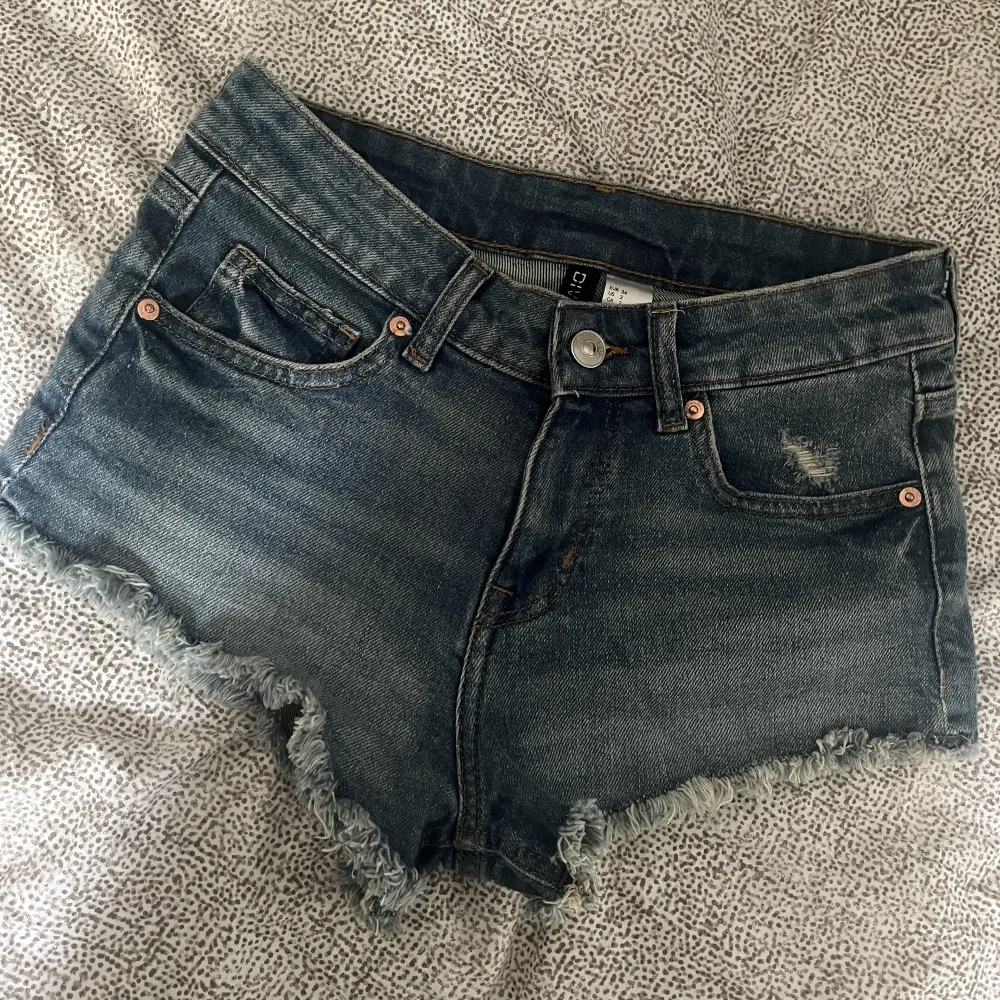 SKRIV PRIVAT FÖR BILD HUR DE SITTER PÅ!! Säljer dessa jeansshorts (i 3 olika färger) som är helt slutsålda på H&M’s hemsida 💕 säljer då jag tycker dom är lite små på mig och därav inte kommer till användning 😙. Shorts.