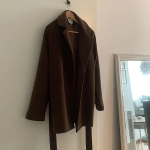 kappa - brun varm kappa från nakd. Aldrig använd då jag inte känt att den passar mig