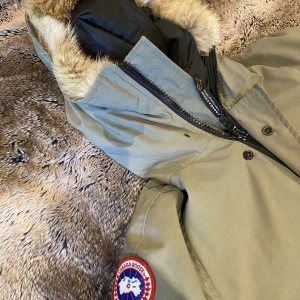 Canada Goosem jacka  - Säljer denna jacka pågrund av att den inte klär mig. Skicket är även bra kom privat för fler bilder. Storlek S 