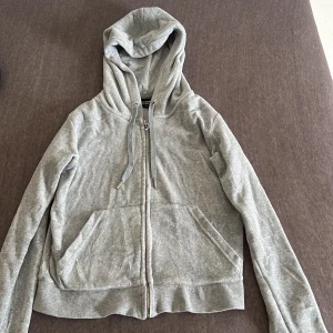 Juicy couture kofta  - Äkta juicy couture kofta i grå. Väldigt bra skick, köpt från Nelly