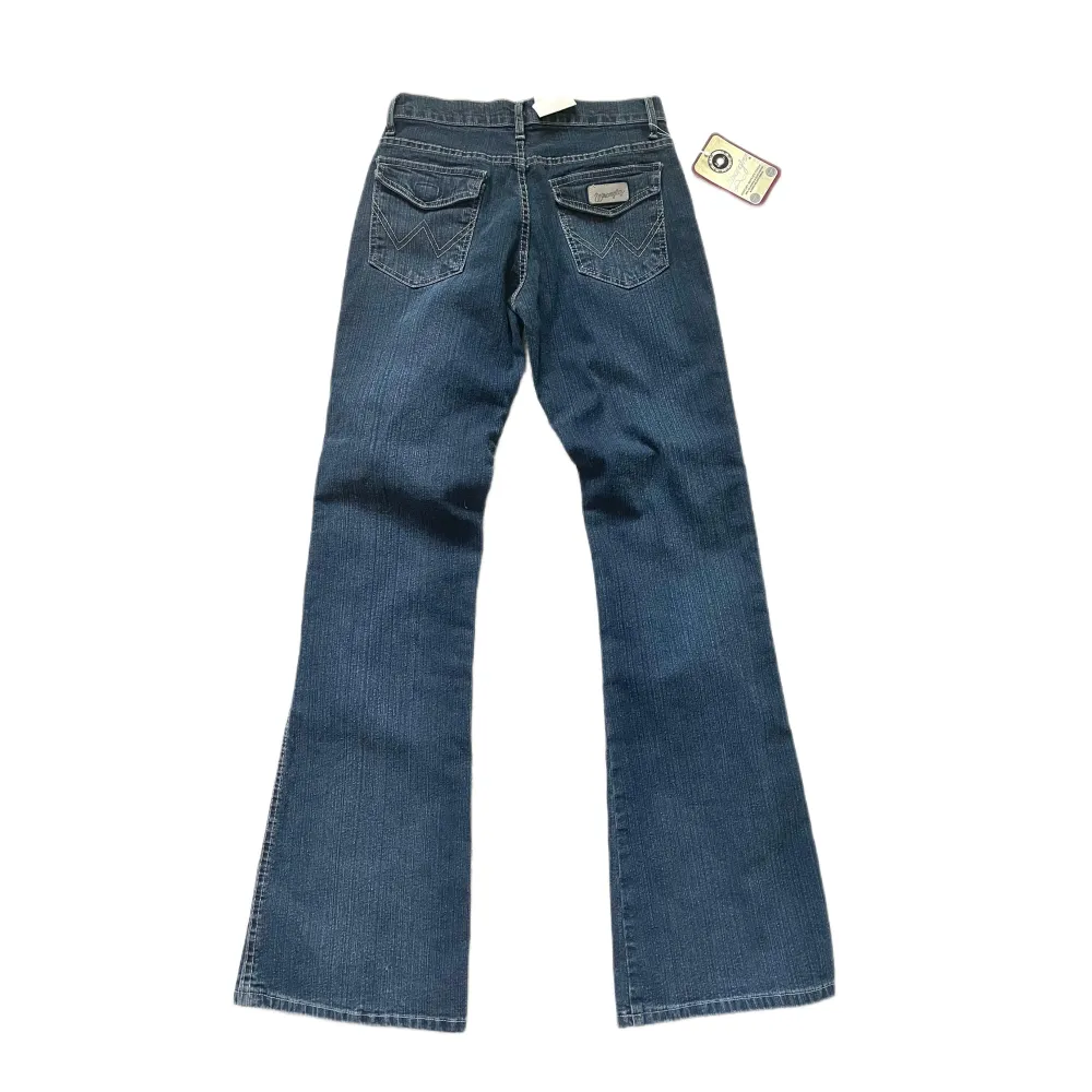 Dröm jeans men säljer för de är alldeles för små🥲 skulle säga att är som strl 34/26/Xs då midjan är väldigt smal. Lågmidjade. & bootcut. Midjemått tvärsöver:36cm Innerbenslängd: 81cm. Jeans & Byxor.