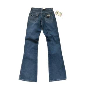 Dröm jeans men säljer för de är alldeles för små🥲 skulle säga att är som strl 34/26/Xs då midjan är väldigt smal. Lågmidjade. & bootcut. Midjemått tvärsöver:36cm Innerbenslängd: 81cm