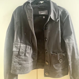 Mexx svart jeans jacka - Svart jeansjacka ifrån mexx i storlek 38. Den är superfin men kommer ej till användning hos mig! 