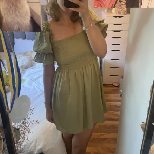 Gullig sommarklänning - Säljer denna gulliga sommarklänning. Satt inte som tänkt, aldrig använd. Därav säljes