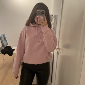 Rosa hoodie  - Rosa hoodie från Nelly i strl M! Otroligt fin och i bra skikt 