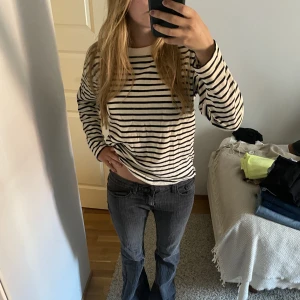 Tröja - Randig långärmad tröja. Köparen står för frakten. 