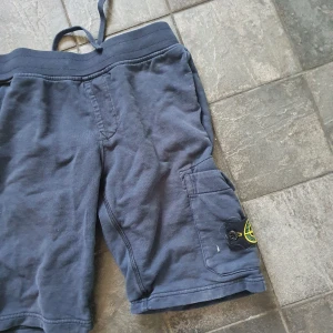 Hej säljer mina stone island shorts  - Säljer pga för att dom är för små skick 7/10 köpta från Nk skriv till mig för mer bilder!