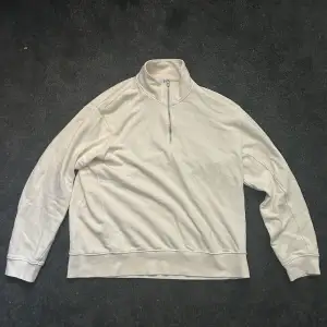 En beige half zip hoodie från Zara till herr Strl XL. Ej använd någon gång pågrund av att den för stor. 