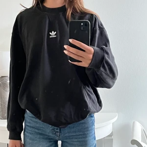 Adidas Sweatshirt strl 36 - Svart sweatshirt från Adidas i mycket bra skick, är oversized i modellen 
