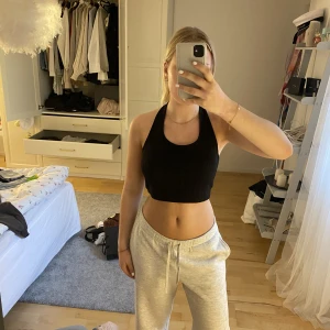 Svart topp - Super skönt svart linne i Stl.S. Nästan aldirg använt. 