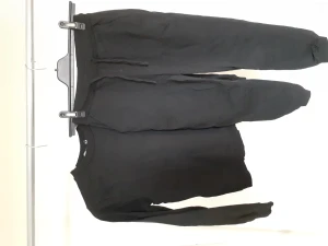 Svart mjukisset från Asos - Storlek 34 från Asos Petite Supersnyggt set passar dig under 160cm 