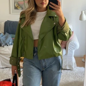 Grön bikerjacka  - Jacka från Meshki (australiensiskt märke), originalpris ca 1300kr. Använt fåtal gånger - i nyskick! 