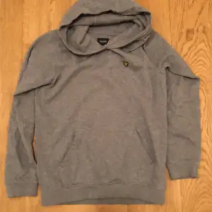 Säljer en LYLE & SCOTT hoodie i storleken Junior 14-15 år. Denna har bara legat i garderoben pga inte gillat den använd 2 ggr max! 