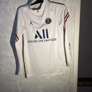 Psg tröja  - Vit psg teöja Tröjan är i bra skick jag säljer inte tröjan för att den e dålig jag e lite trött på den nu pris för den är 1500kr dessutom är tröjan slutsåld o alla hemsidor bland annat PSG hemsidan 