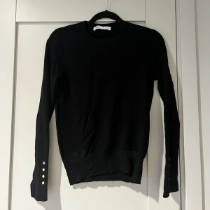 Stickad tröja  - Svart tröja från zara. I gott skick.