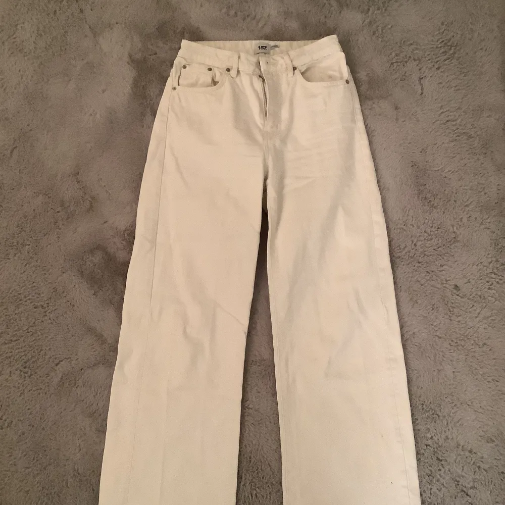 Vita jeans från lager 157 insydda i midjan så dom passar någon som har strl 36💕 100+ frakt. Jeans & Byxor.