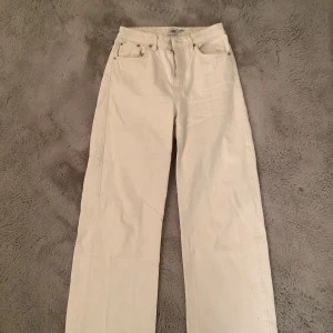 Jeans - Vita jeans från lager 157 insydda i midjan så dom passar någon som har strl 36💕 100+ frakt