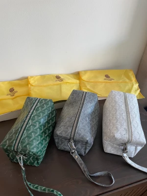 Goyard necessär  - Säljer den gråa och på bilden! Den är i helt nytt skick inga defekter alls😊perfekt att ha sina toagrejer i🙌🏽dustbag medföljer,mer bilder finns vid intresse🙂