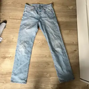 Ljusblå Levi’s jeans i superbra skick. Storlek W28 L32