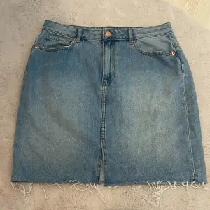 jätte fin jeans kjol med en liten slits i mitten från bikbok, använd 1 gång och ser ut som ny! 🥰