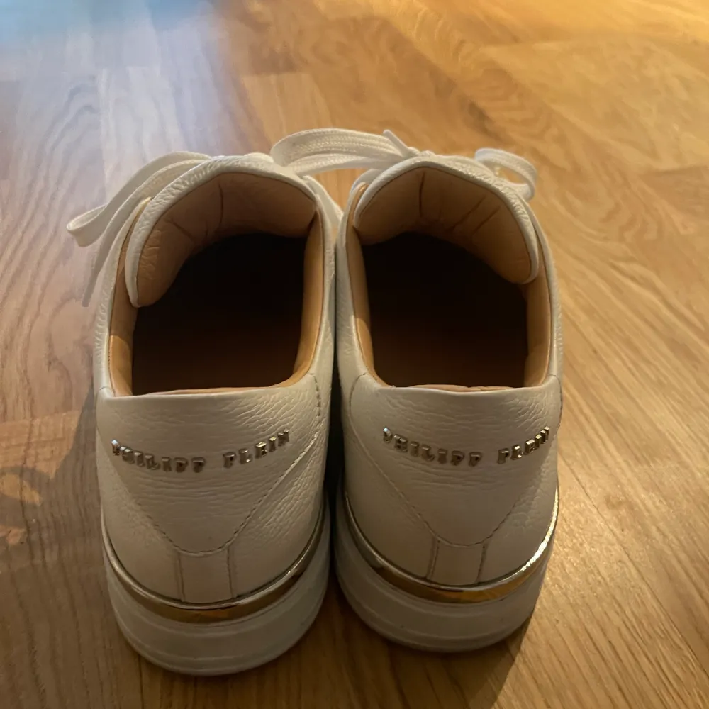 Ett par äkta Philipp Plein skor inköpta på NK i Stockholm. Kvitto finns.. Skor.