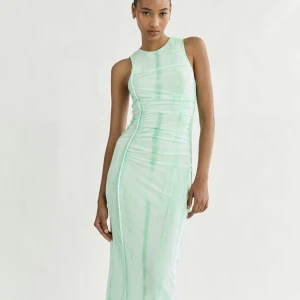 Klänning ifrån Zara - Helt oanvänd, köpte till midsommar men var tyvärr för lång för mig, kan tänka mig sänka!